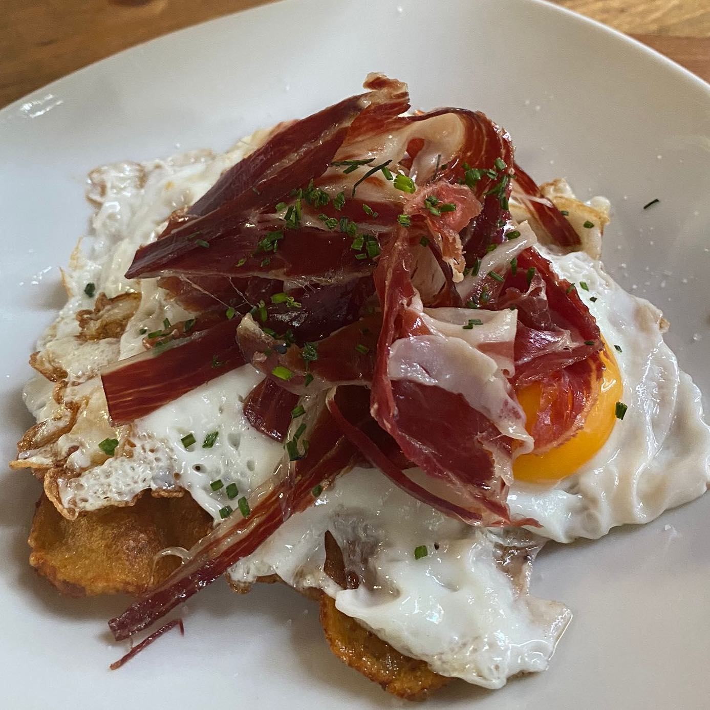 huevos rotos con jamón